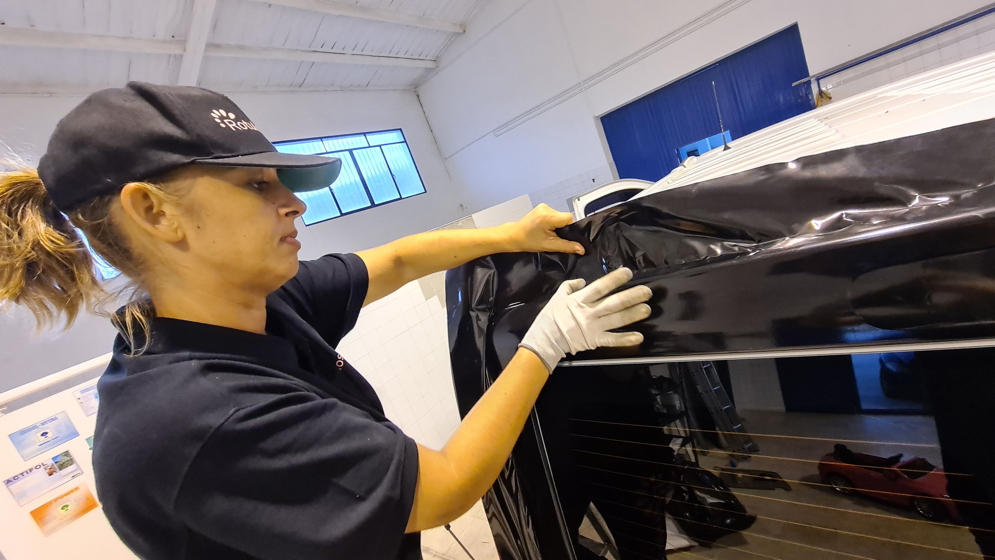 Furgoneta de empresa rotulada por Decopanda