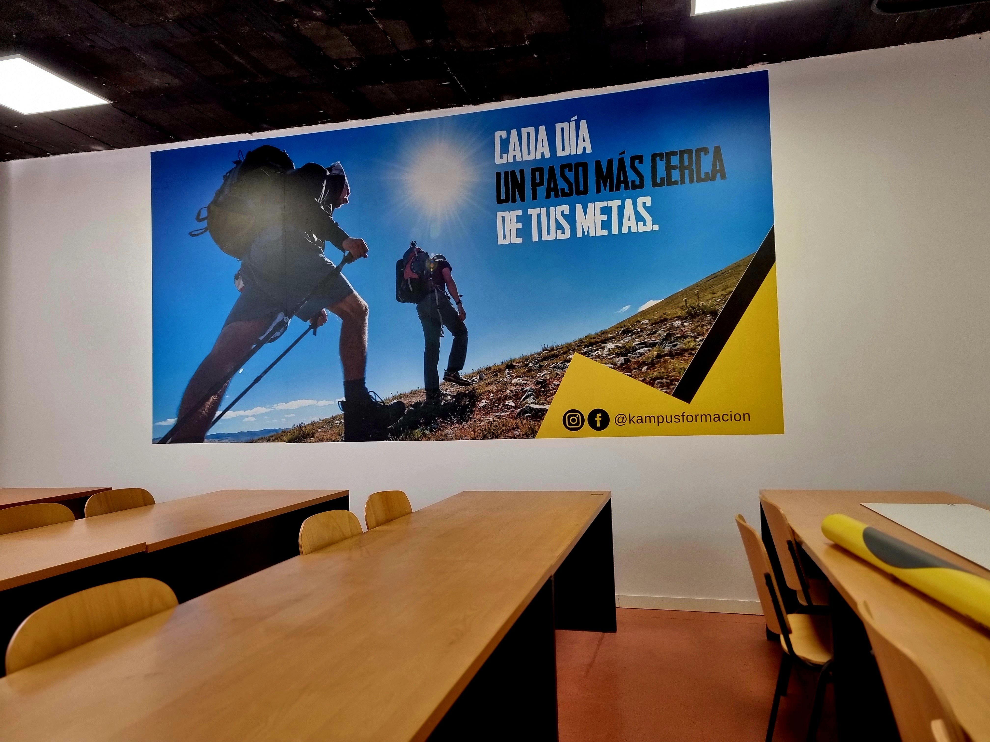 Vinilo decorativo en una oficina moderna en Málaga